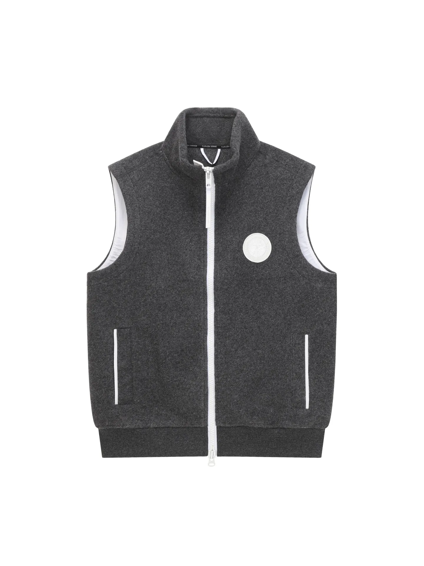P600 Canada Giose/Canada Goose Mersey fleece vest 7052MB CANADA GOOSE Canada Goose Mersey men's wool fleece vest 7052MB ·Made of Kind Fleece wool fleece fabric, which can provide excellent comfort and diverse functionality ·A weatherproof placket is designed under the front zipper to prevent wind and keep warm ·Ribbed knit hem and articulated sleeves improve comfort and fit ·2 exterior pockets: both hand pockets with concealed buckles ·White Canada Goose disc logo embroidered on left chest.   A0 Size:S-XXL